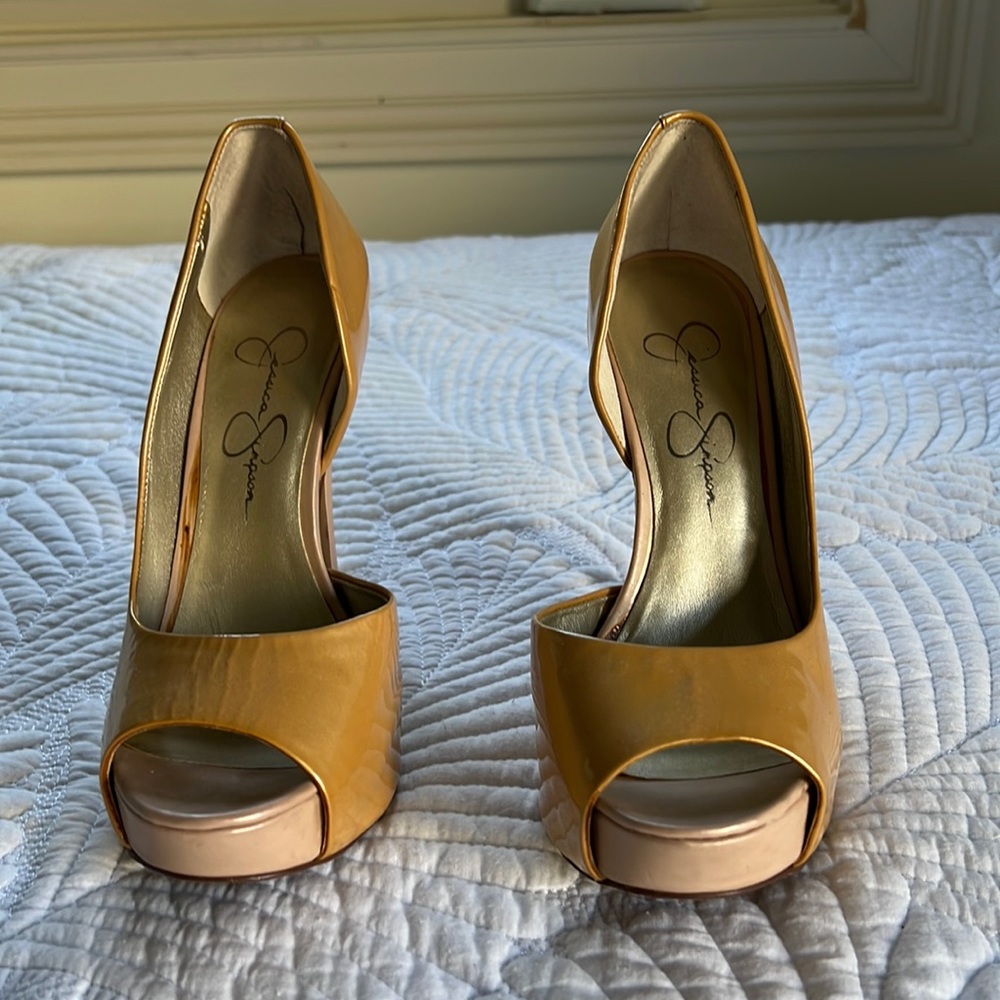 Nude pumps